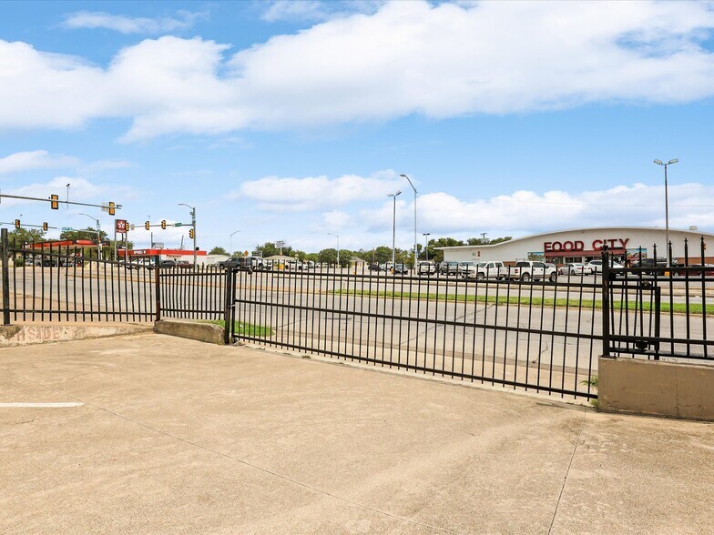 More Photos Of 1201 E Long Ave, Fort Worth General Retail For Sale