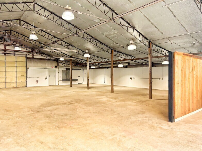 More Photos Of 27888 Highway 6, Sardis Warehouse For Lease