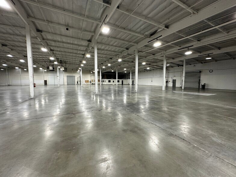 More Photos Of 21310-21314 Lassen St, Chatsworth Warehouse For Lease