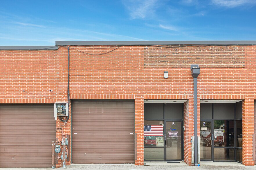 More Photos Of 7200-7220 Telegraph Square Dr, Lorton Showroom For Lease