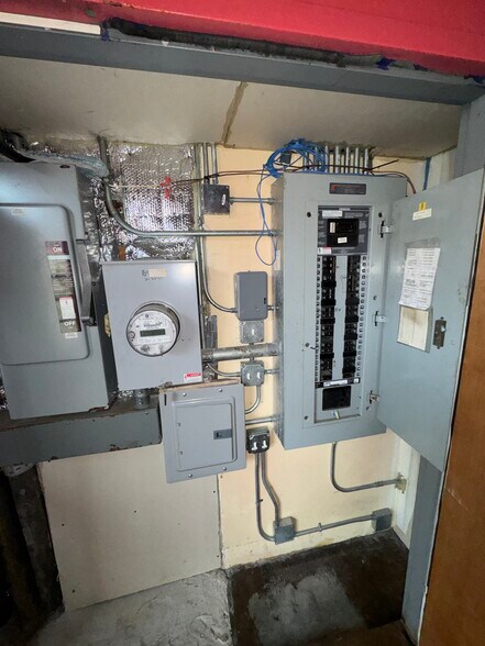 More Photos Of 215 W North Ave, Chicago Restaurant For Lease