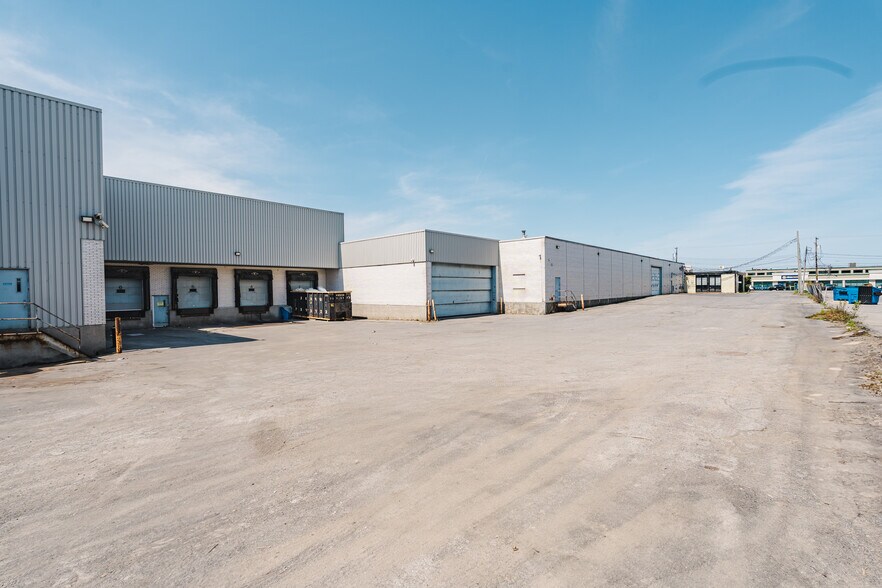 More Photos Of 5660 Rue Ferrier, Mont-Royal Distribution For Lease