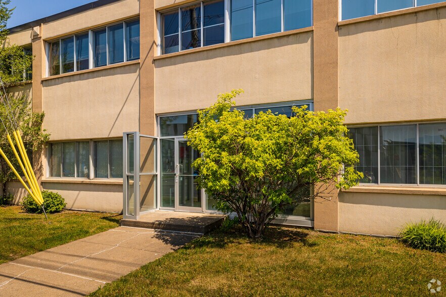 More Photos Of 125 Rue Gagnon, Montréal Manufacturing For Lease