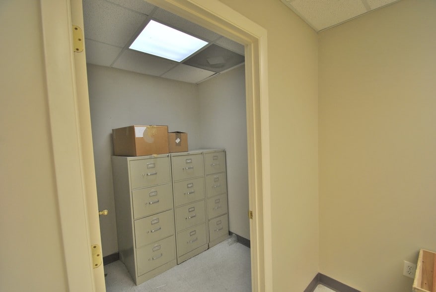 More Photos Of 1700 West Ave, Crossville Office For Lease