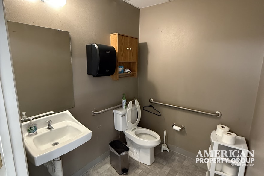 More Photos Of 7610-7630 Matoaka Rd, Sarasota Warehouse For Lease