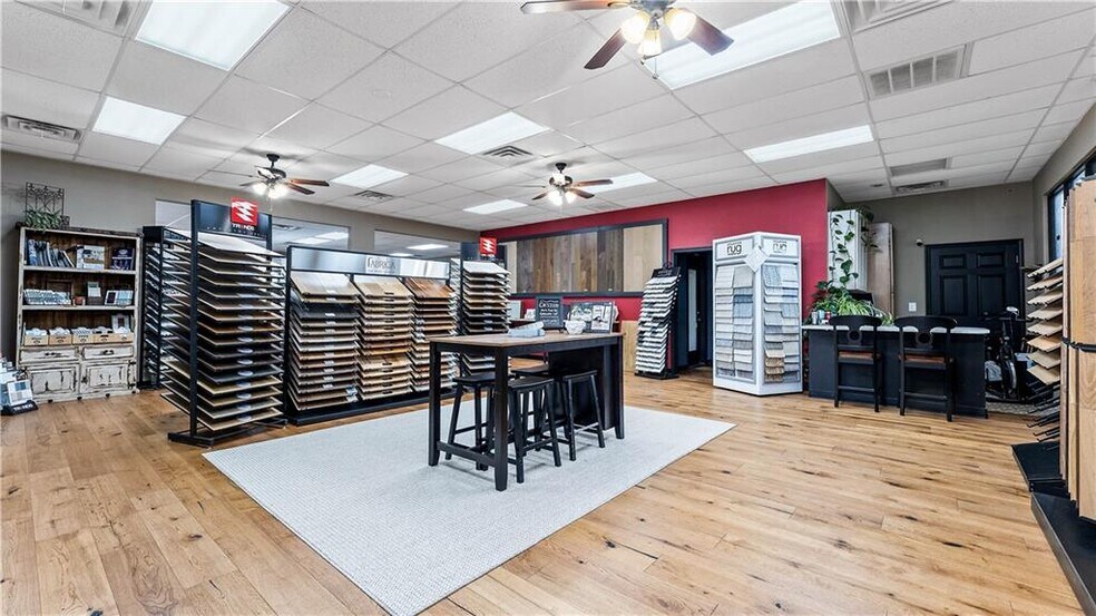 More Photos Of 201-229 Lee Town Rd, Pea Ridge Storefront For Sale