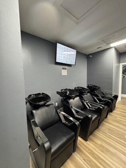 More Photos Of 301-304 Macy Dr, Roswell Medical For Lease