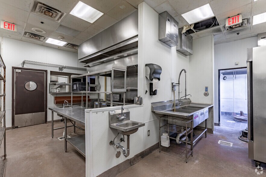 More Photos Of 17660 Henderson Pass, San Antonio Restaurant For Sale