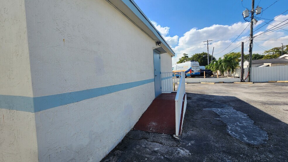 More Photos Of 9601 SW 40th St, Miami Medical For Sale