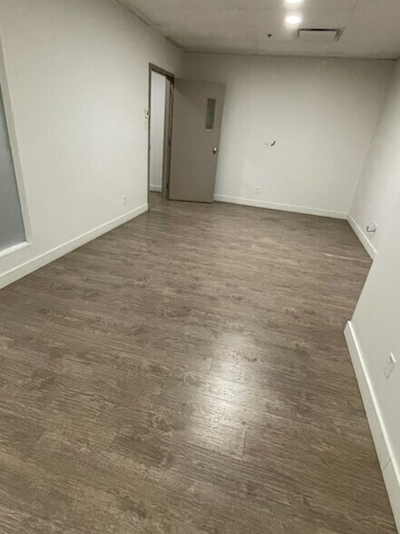 More Photos Of 250 Av Dunbar, Mont-Royal Office For Lease