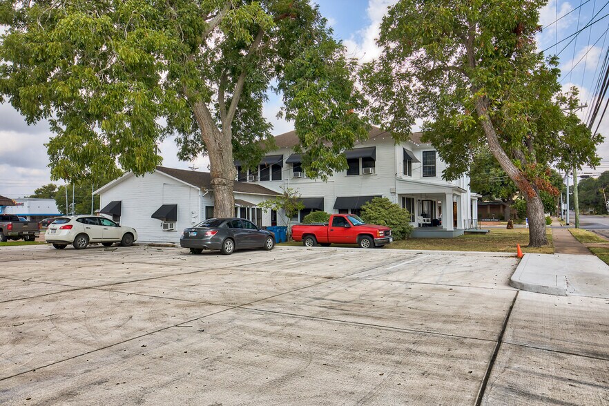 More Photos Of 158 E Colorado St, La Grange Apartments For Sale