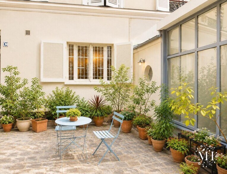 More Photos Of 57 Rue Ramey, Paris General Retail For Sale
