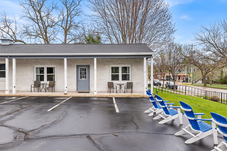 More Photos Of 488 South St, Green Lake Hotel For Sale