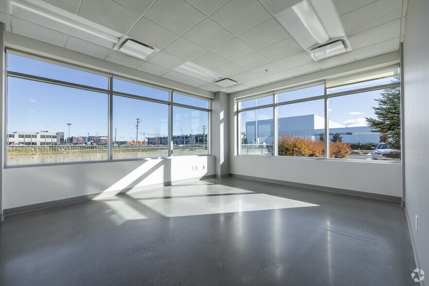 More Photos Of 4915 Rue Louis B Mayer, Laval Warehouse For Lease