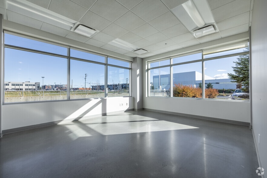 More Photos Of 4915 Rue Louis B Mayer, Laval Warehouse For Lease