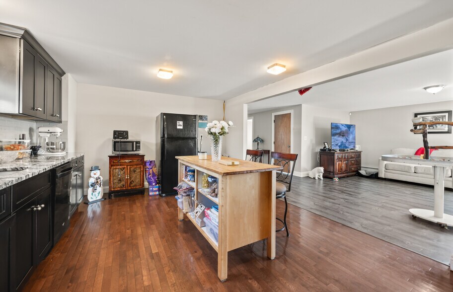 More Photos Of 570 Honeyspot Rd, Stratford General Retail For Sale