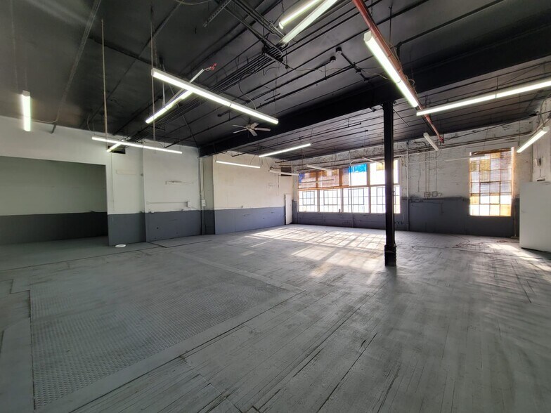 More Photos Of 830 Barry St, Bronx Warehouse For Lease