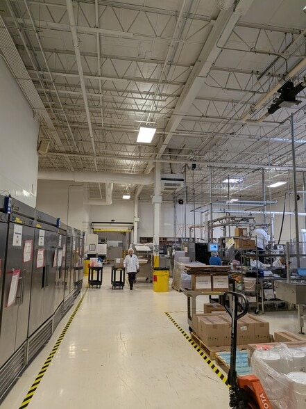 More Photos Of 2900-2950 N Oakley Ave, Chicago Manufacturing For Lease