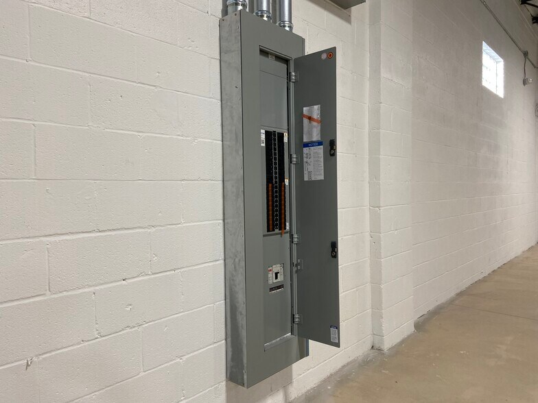 More Photos Of 20 Lexington Pl, Austintown Warehouse For Lease