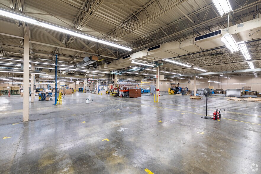 More Photos Of 200 Boul Grand N, Cowansville Warehouse For Sale