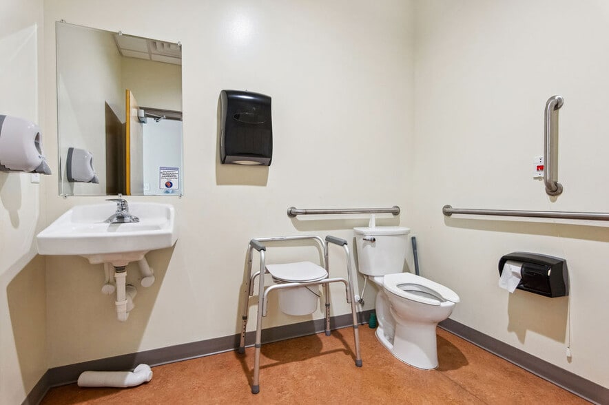 More Photos Of 4275 Western Blvd, Jacksonville Medical For Sale