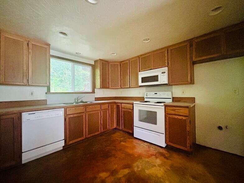 More Photos Of 1190 N Tenmile Lk, Lakeside Trailer Camper Park For Sale