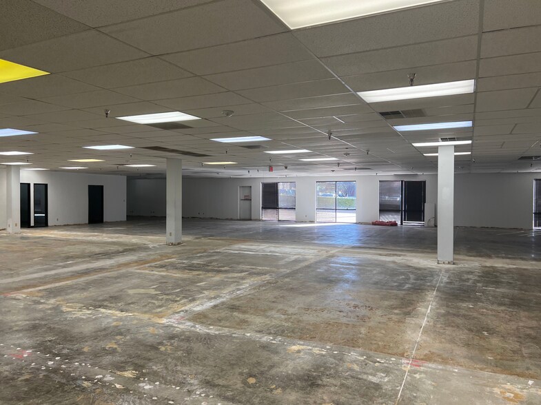 More Photos Of 2033 Chenault Dr, Carrollton Light Manufacturing For Lease