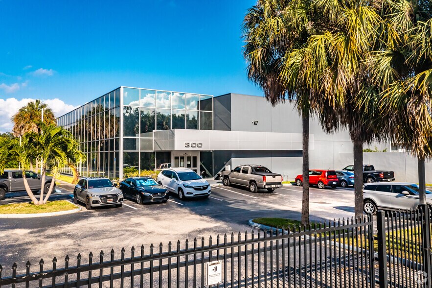 More Photos Of 300 Oakwood Ln, Hollywood Flex For Sale