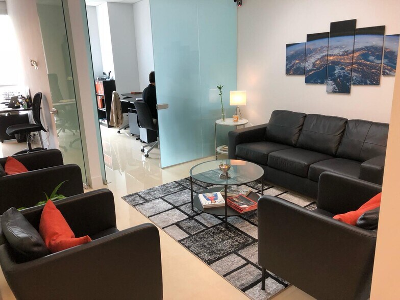 More Photos Of 175 SW 7th St, Miami Medical For Sale