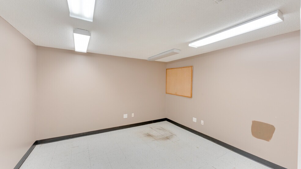 More Photos Of 510 N Walker St, Quitman Light Manufacturing For Lease