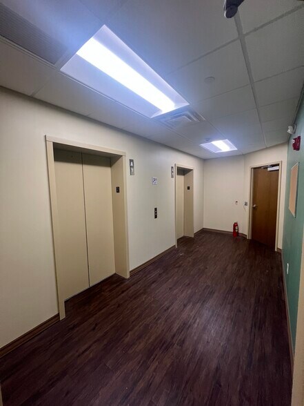 More Photos Of 2670 Chancellor Dr, Crestview Hills Office For Lease