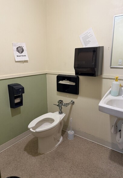 More Photos Of 555 E 15th Ave, Eugene Office For Lease