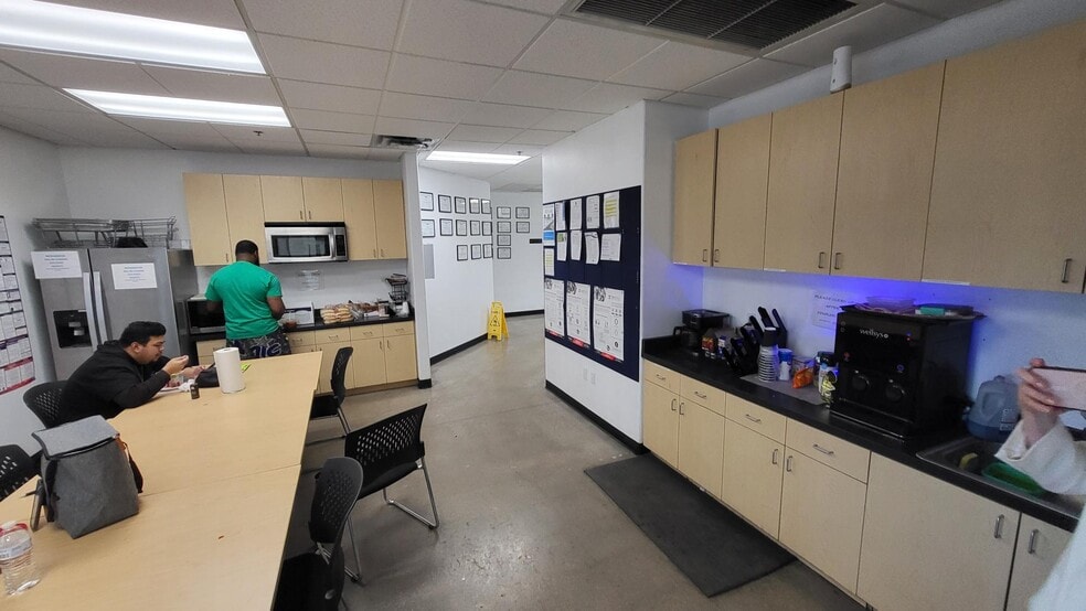 More Photos Of 3326 Ponderosa Way, Las Vegas Warehouse For Lease