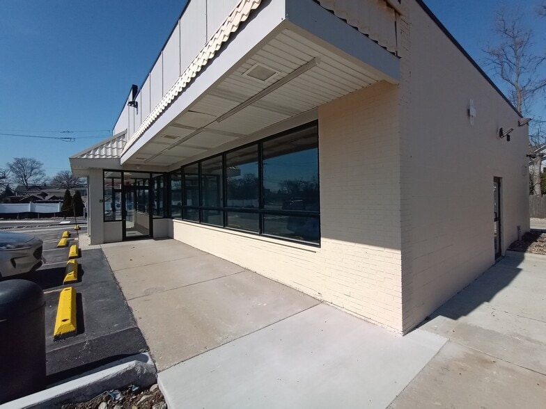 More Photos Of 20 W Golf Rd, Des Plaines Restaurant For Lease