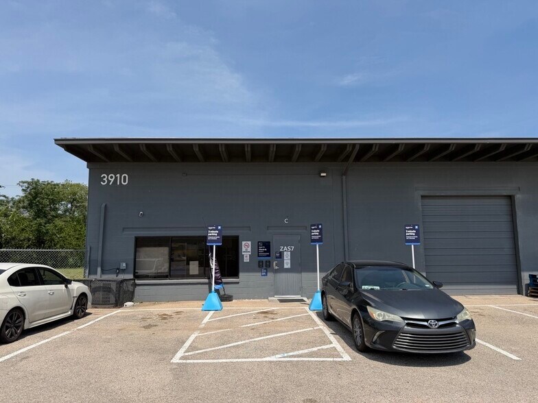 More Photos Of 3910 Warehouse Row, Austin Showroom For Sale