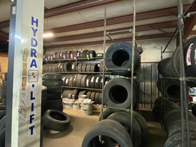 More Photos Of 23 Lana Ln, Burnsville Auto Repair For Sale