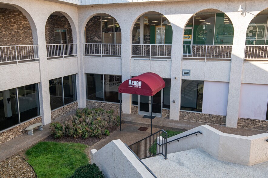 More Photos Of 500 W Main St, Hendersonville Freestanding For Lease