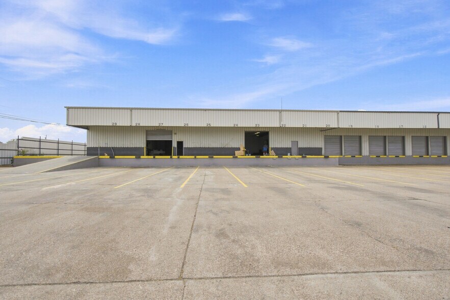 More Photos Of 14103 Transportation Ave, Laredo Distribution For Lease