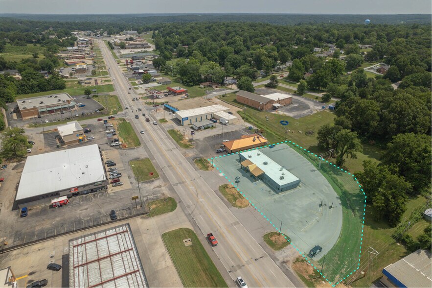 More Photos Of 925 S Neosho Blvd, Neosho General Retail For Sale