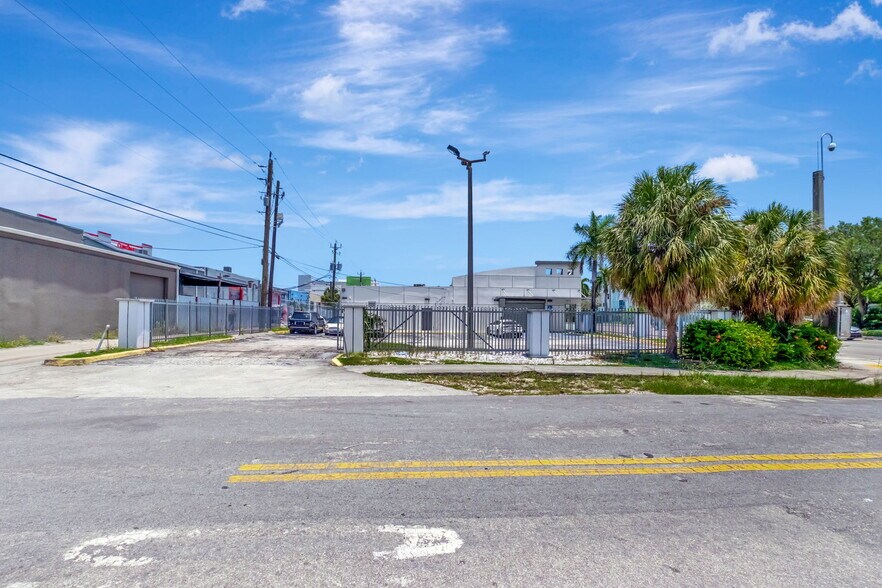 More Photos Of 925 W Broward Blvd, Fort Lauderdale Auto Dealership For Lease