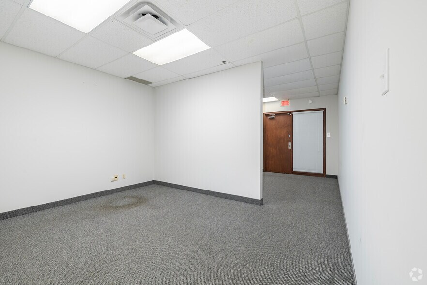 More Photos Of 395 Av Sainte-Croix, Montréal Warehouse For Lease