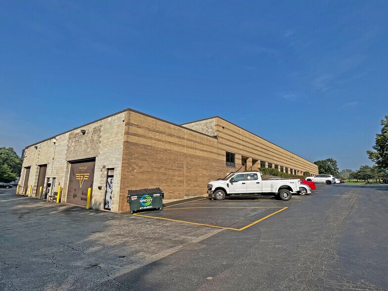 More Photos Of 25765-25767 Hillview Ct, Mundelein Flex For Sale