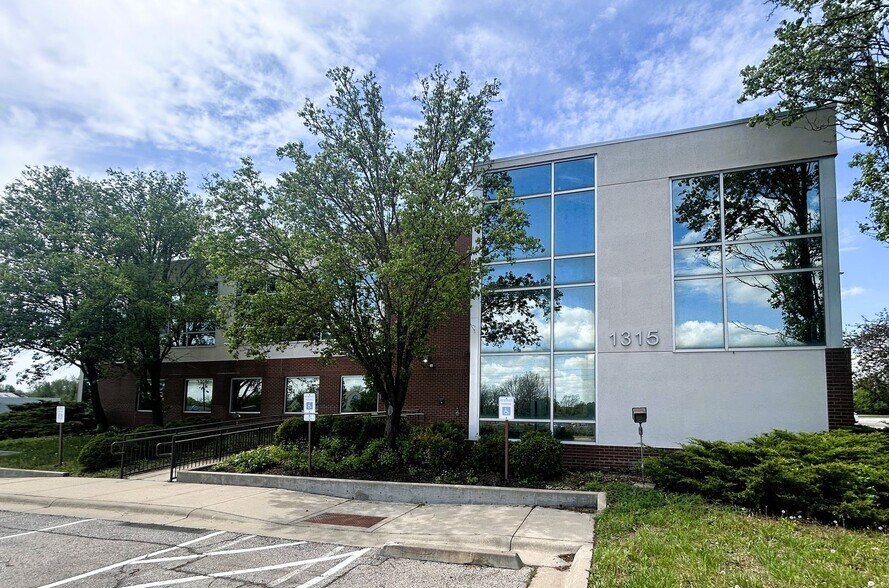 More Photos Of 1315 Wakarusa Dr, Lawrence Medical For Sale
