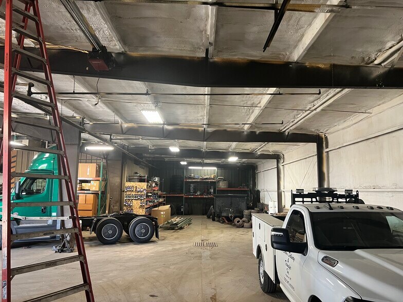 More Photos Of 2316 W Everett St, Appleton Warehouse For Lease