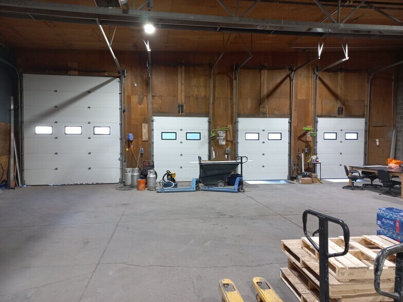 More Photos Of 143 East Lake Blvd NE, Airdrie Warehouse For Lease