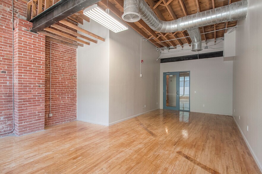 More Photos Of 1625-1627 Oak St, Kansas City Storefront Retail Office For Lease