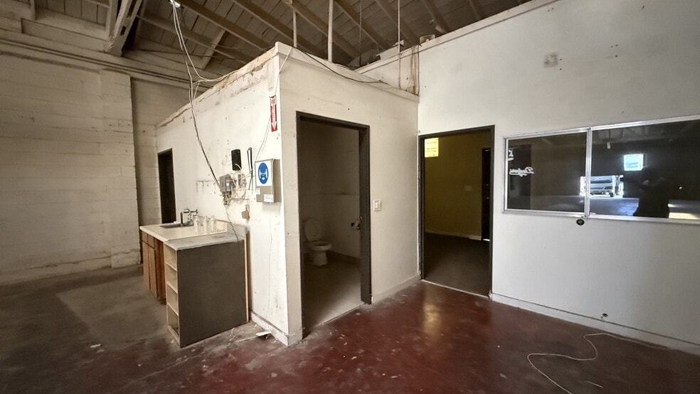 More Photos Of 4909 Exposition Blvd, Los Angeles Manufacturing For Lease