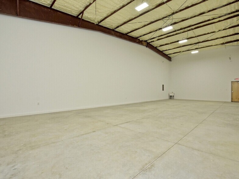 More Photos Of 401 S Chitalpa St, Leander Light Distribution For Lease