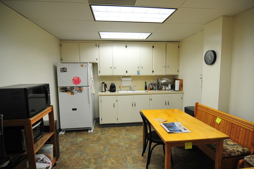 More Photos Of 1117 Chestnut St, Burbank Warehouse For Lease