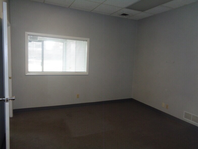 More Photos Of 3903-3913 S Lynn Ct, Independence Office For Sale